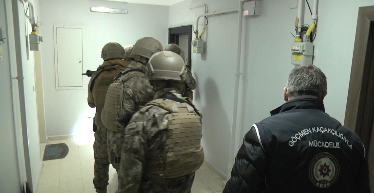 Sınır illerinden Kocaeli’ye uzanan göçmen kaçakçılığı hattı çökertildi: 16 gözaltı
