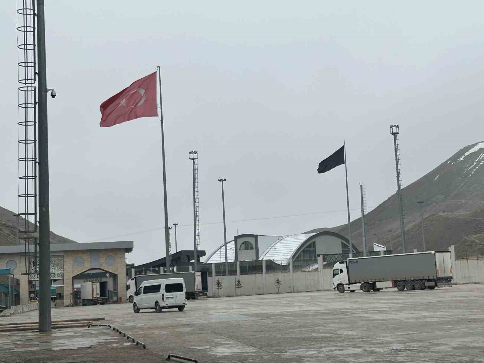 Sınır kapılarında sevkiyatlar koordineli, yolcu geçişleri kontrollü sürdürülüyor
