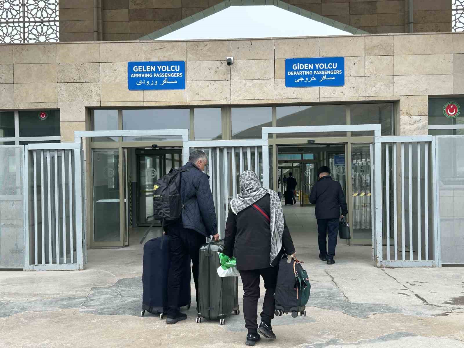 Sınır kapılarında sevkiyatlar koordineli, yolcu geçişleri kontrollü sürdürülüyor
