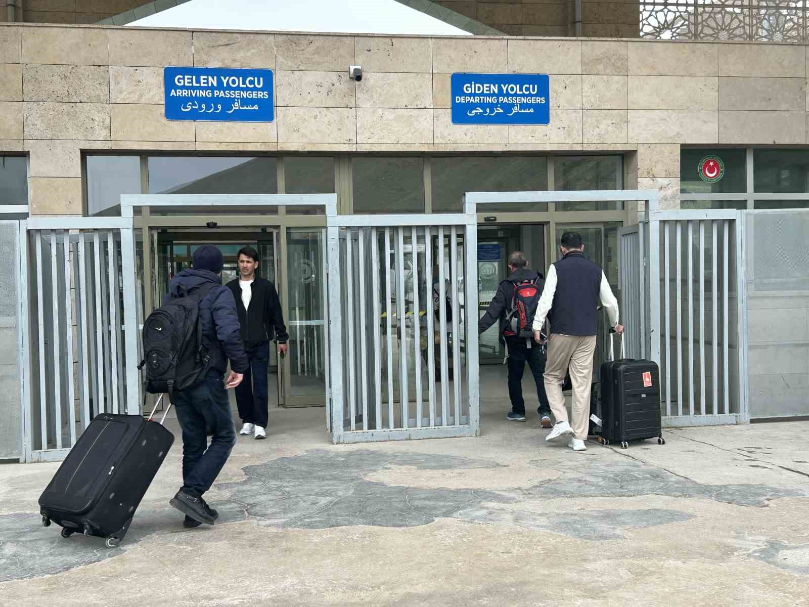 Sınır kapılarında sevkiyatlar koordineli, yolcu geçişleri kontrollü sürdürülüyor
