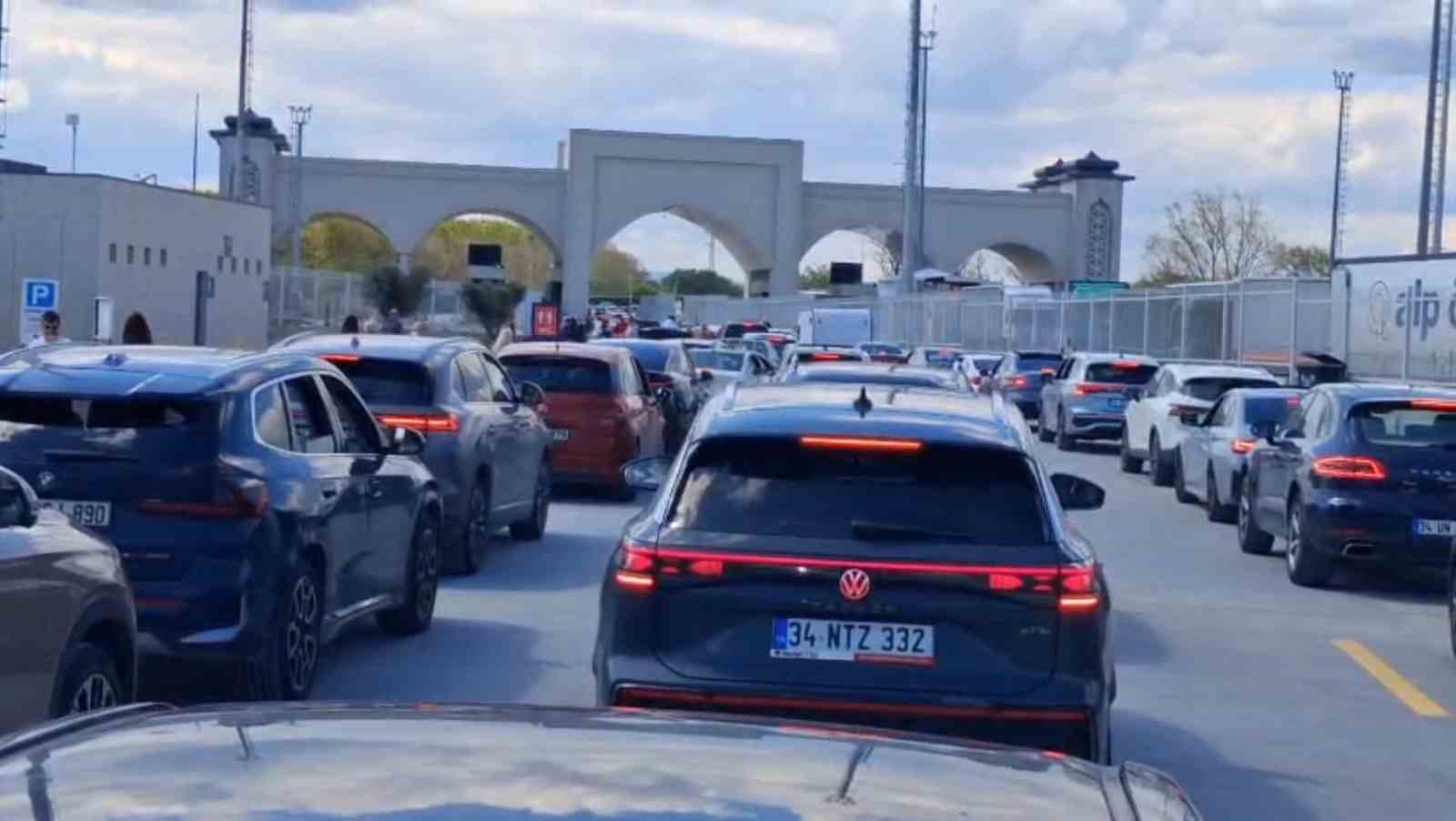 Sınır kapısında 23 Nisan yoğunluğu: Saatlerdir karşıya geçmeyi bekliyorlar
