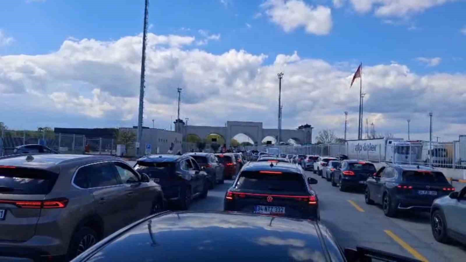 Sınır kapısında 23 Nisan yoğunluğu: Saatlerdir karşıya geçmeyi bekliyorlar
