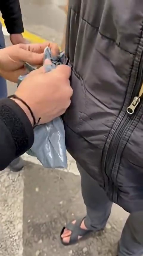 Sınır kapısında cebine sakladığı botoks maddesiyle yakalandı.
