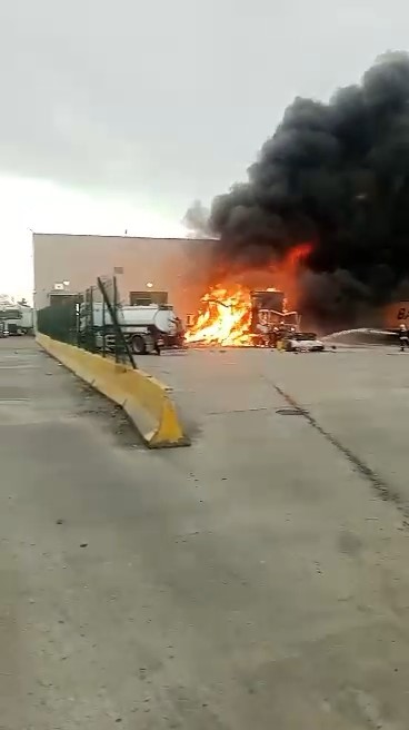 Sınırda korkutan patlama: Tır küle döndü

