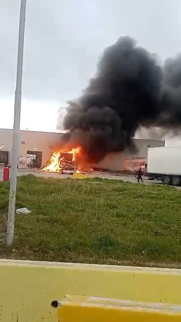 Sınırda korkutan patlama: Tır küle döndü
