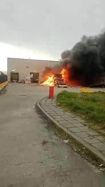 Sınırda korkutan patlama: Tır küle döndü
