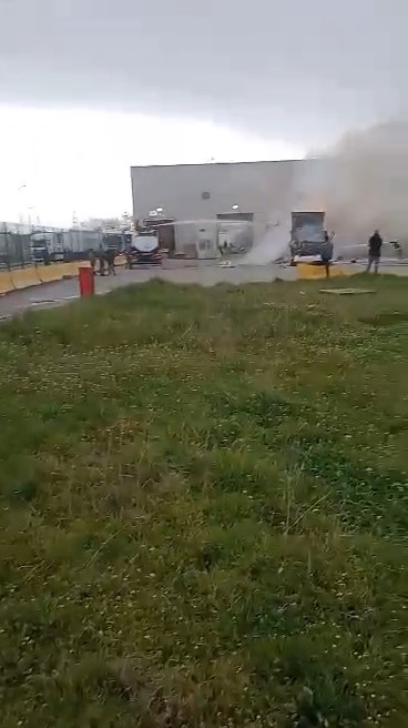 Sınırda korkutan patlama: Tır küle döndü
