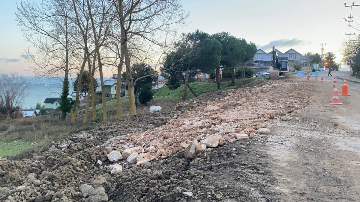 Sinop’ta çöken yolda onarım çalışmaları sürüyor
