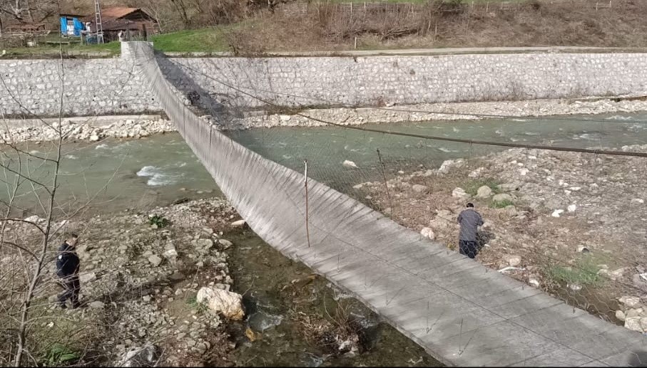 Sinop’ta fırtına asma köprüyü devirdi: 2 yaralı
