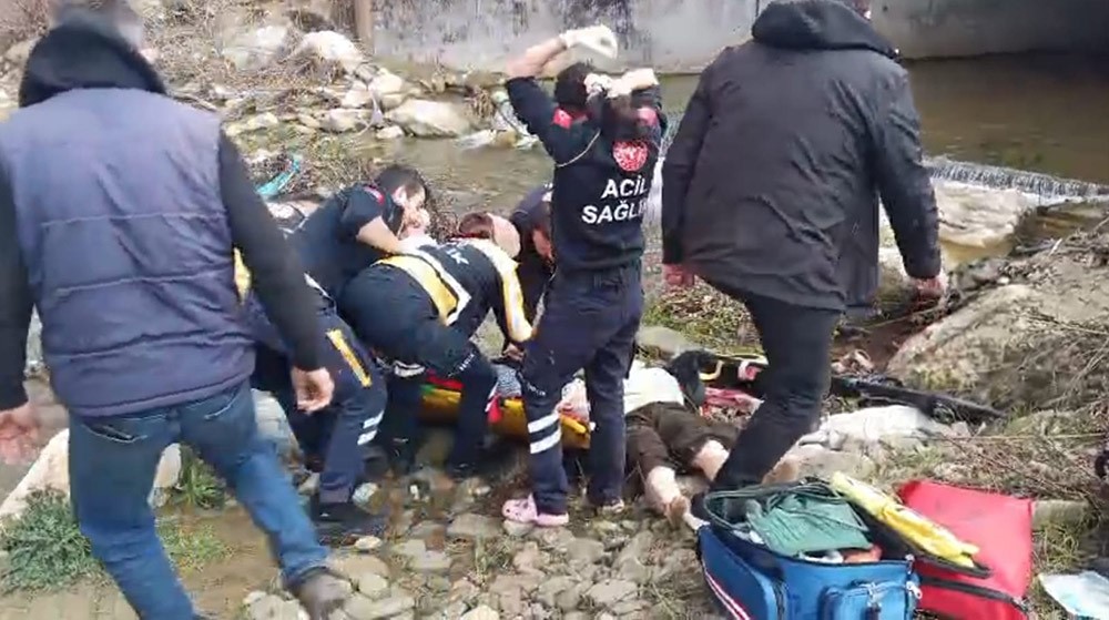 Sinop’ta fırtına asma köprüyü devirdi: 2 yaralı
