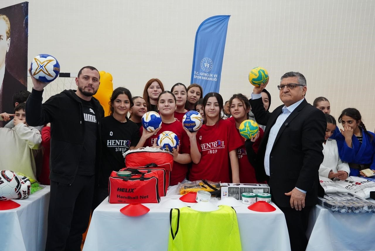 Sinop’ta genç sporculara 10 milyonluk malzeme desteği
Sinop’ta genç sporculara 10 milyonluk malzeme desteği