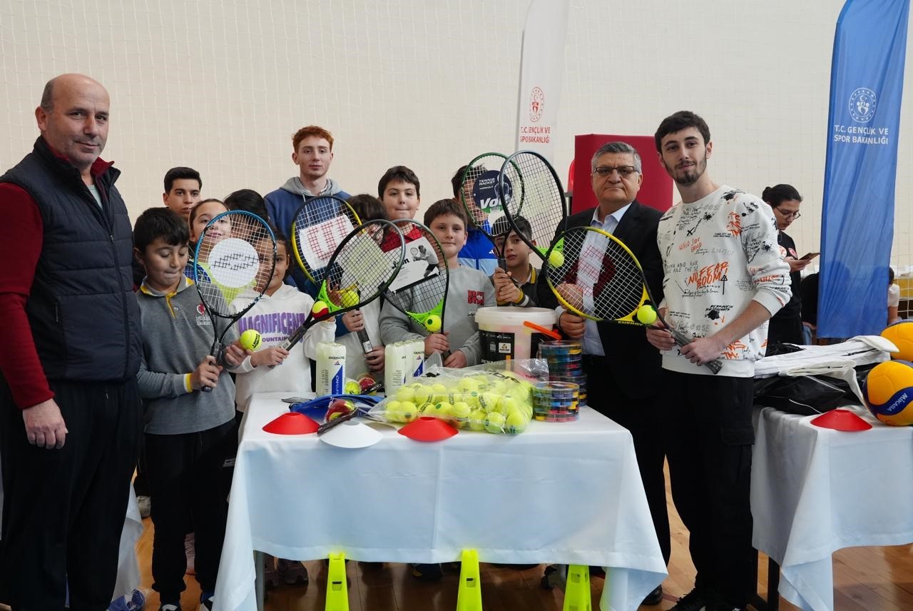 Sinop’ta genç sporculara 10 milyonluk malzeme desteği
Sinop’ta genç sporculara 10 milyonluk malzeme desteği