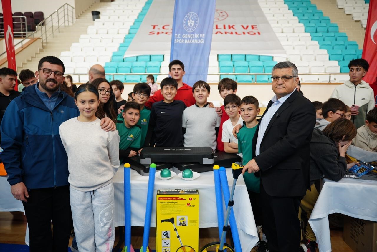 Sinop’ta genç sporculara 10 milyonluk malzeme desteği
Sinop’ta genç sporculara 10 milyonluk malzeme desteği