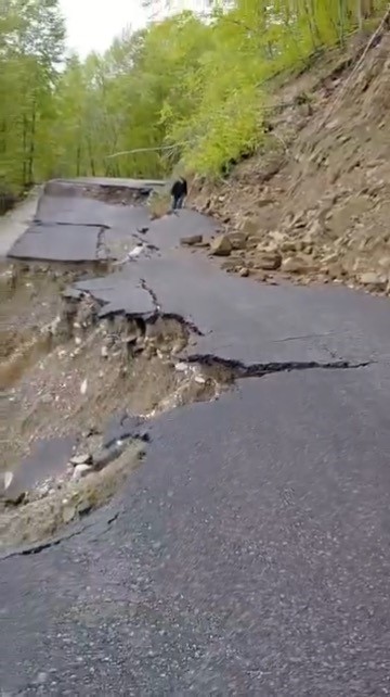 Sinop’ta heyelan: Grup yolu ulaşıma kapandı
