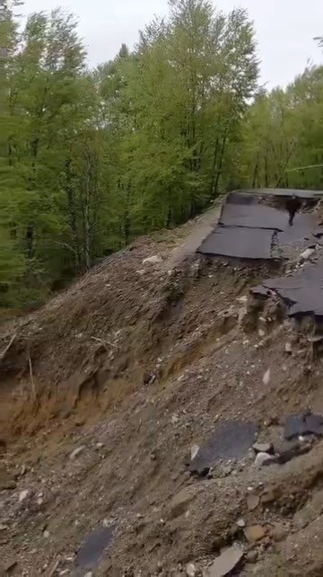 Sinop’ta heyelan: Grup yolu ulaşıma kapandı
