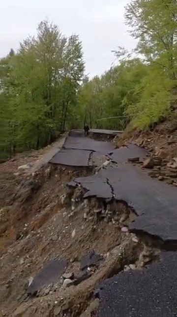 Sinop’ta heyelan: Grup yolu ulaşıma kapandı

