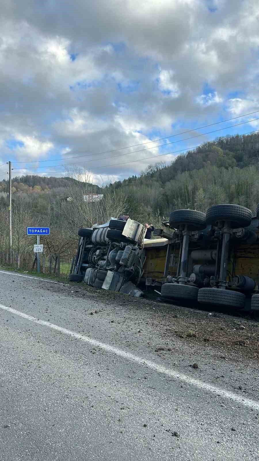 Sinop’ta kamyon devrildi: Sürücü yaralandı

