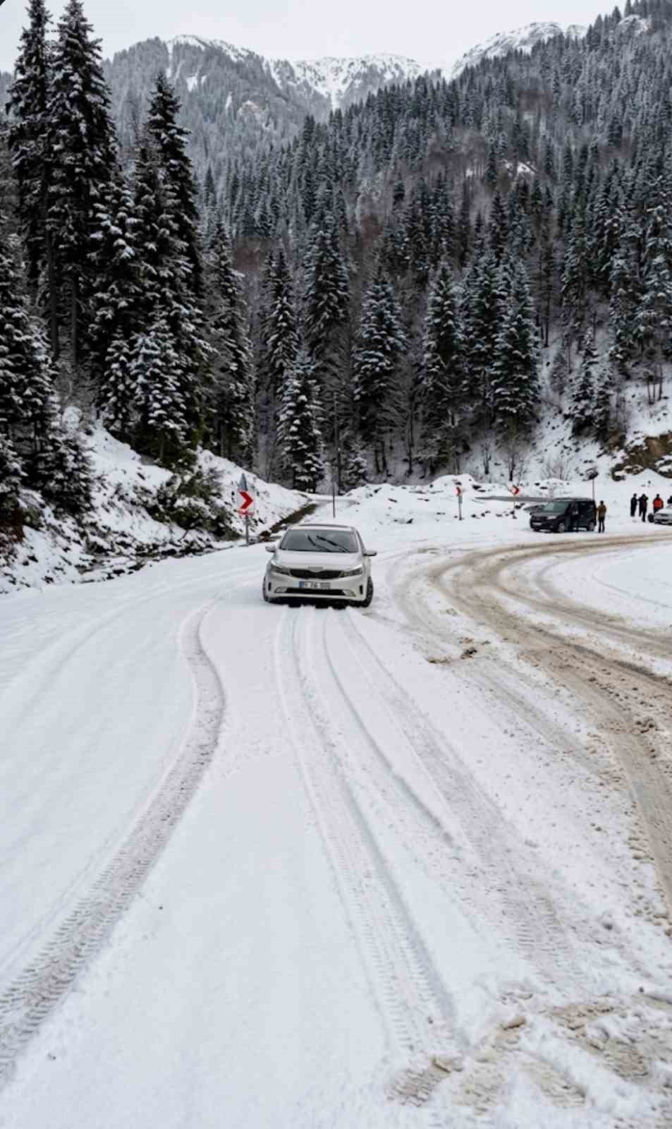 Sinop’ta kar yağışı etkili oldu, sürücüler zor anlar yaşadı
