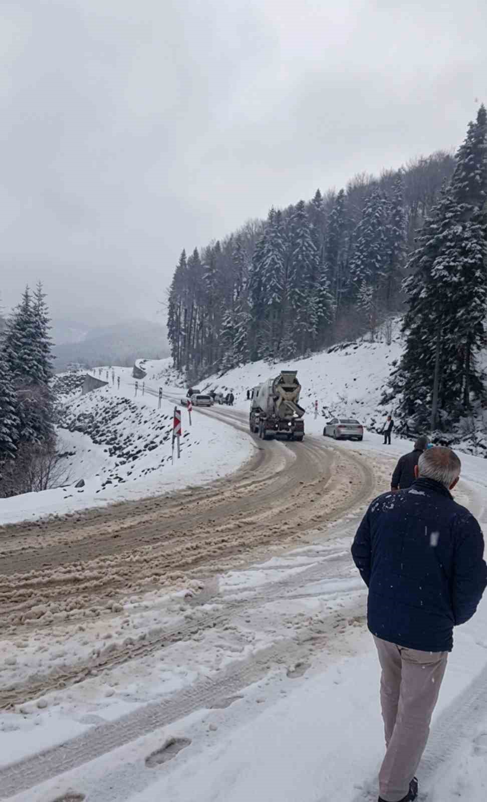 Sinop’ta kar yağışı etkili oldu, sürücüler zor anlar yaşadı
