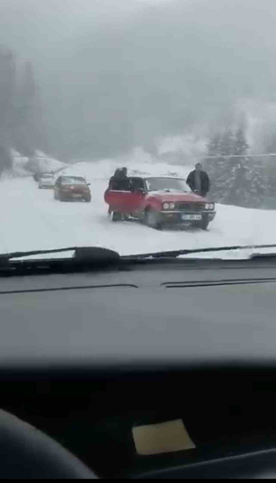 Sinop’ta kar yağışı etkili oldu, sürücüler zor anlar yaşadı
