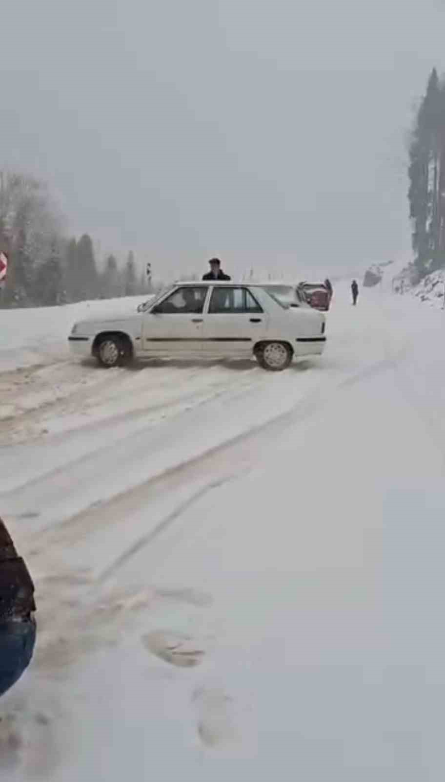 Sinop’ta kar yağışı etkili oldu, sürücüler zor anlar yaşadı
