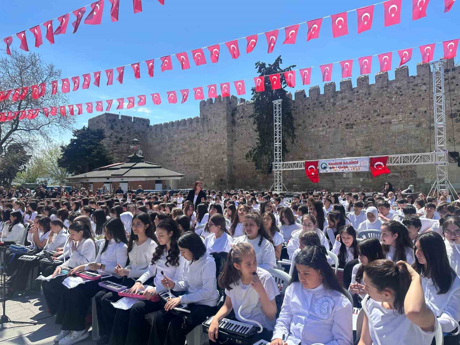 Sinop’ta maarifin kalbinde çocuk: 500 öğrenciden Türk marşları
