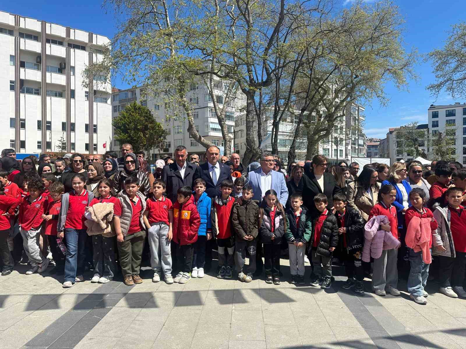 Sinop’ta maarifin kalbinde çocuk: 500 öğrenciden Türk marşları
