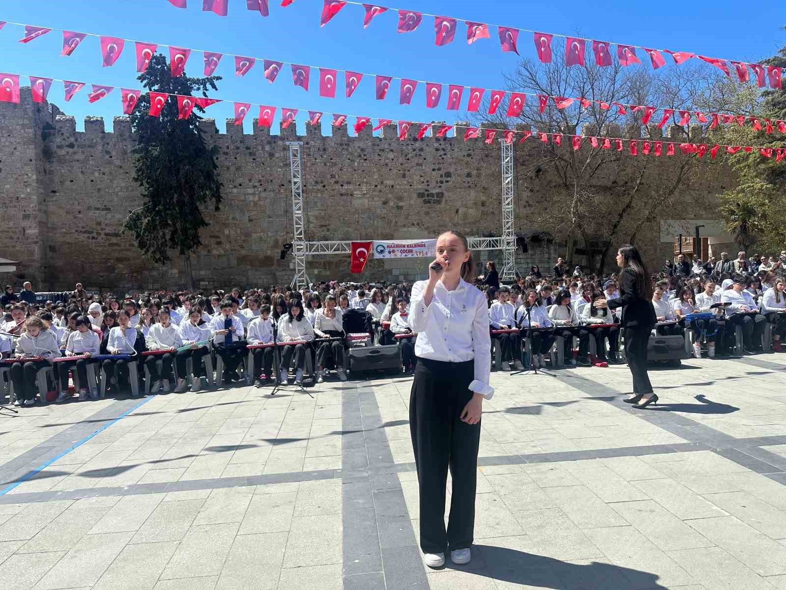 Sinop’ta maarifin kalbinde çocuk: 500 öğrenciden Türk marşları
