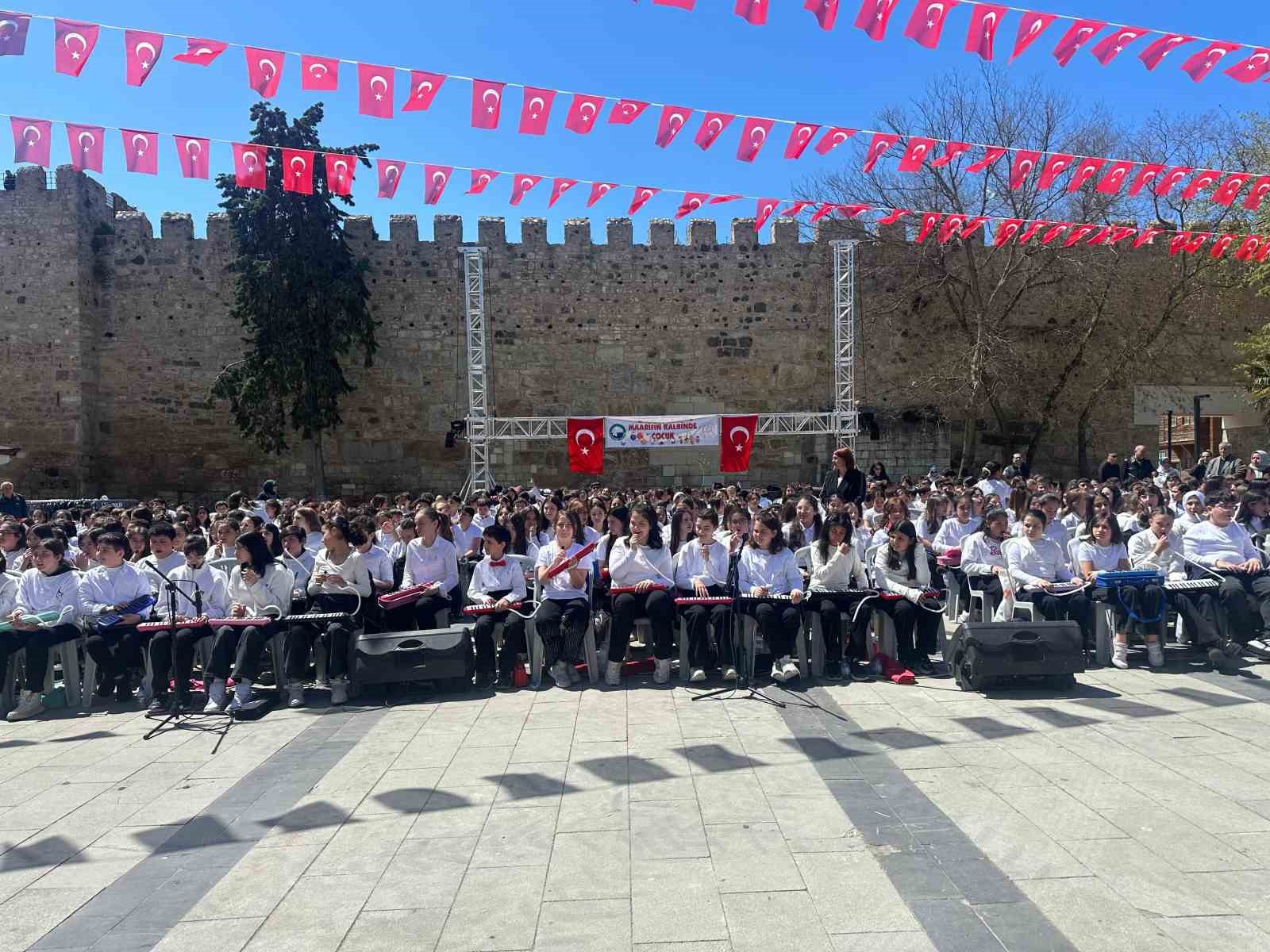Sinop’ta maarifin kalbinde çocuk: 500 öğrenciden Türk marşları
