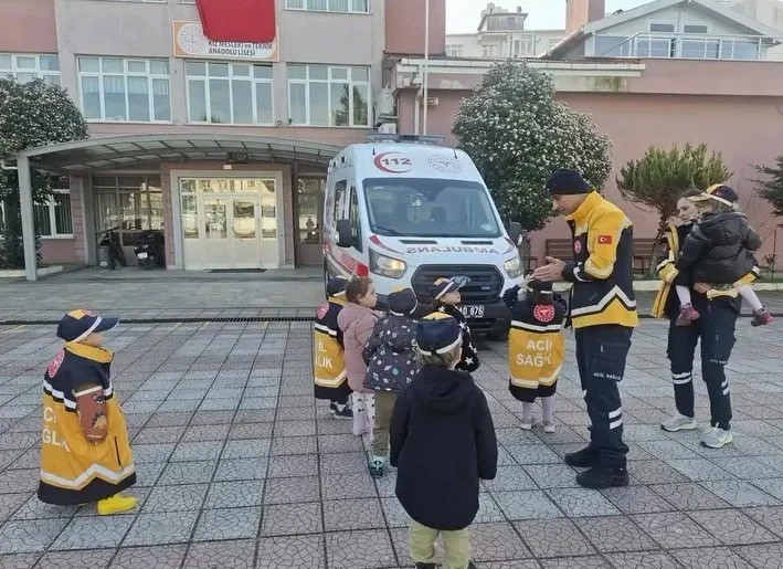 Sinop’ta minik öğrenciler ambulansı yakından tanıdı
