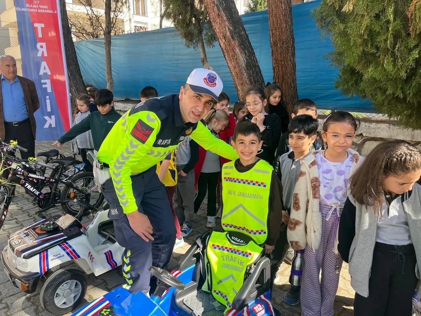 Sinop’ta minikler trafiği eğlenerek öğrendi
