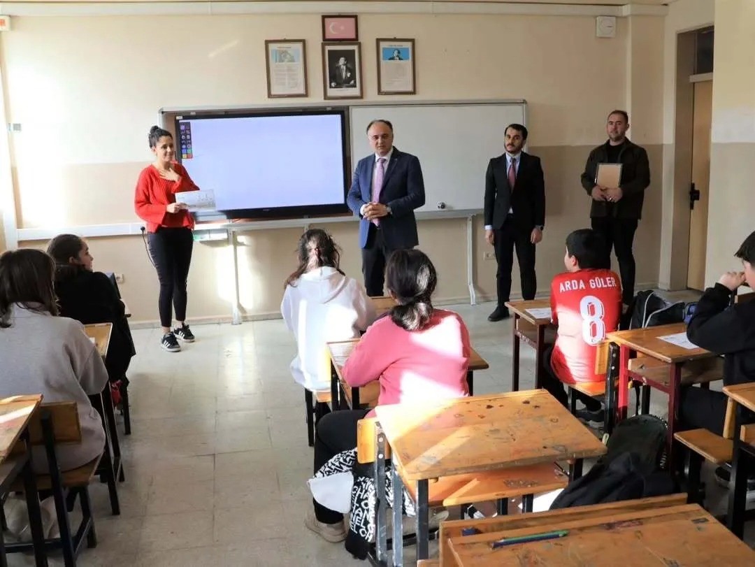 Sinop’ta öğrenciler için gönüllü çalışan öğretmen ödüllendirildi
