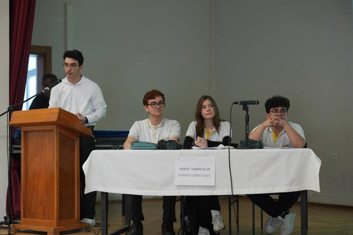 Sinop’ta öğrencilerden nefes kesen münazara
