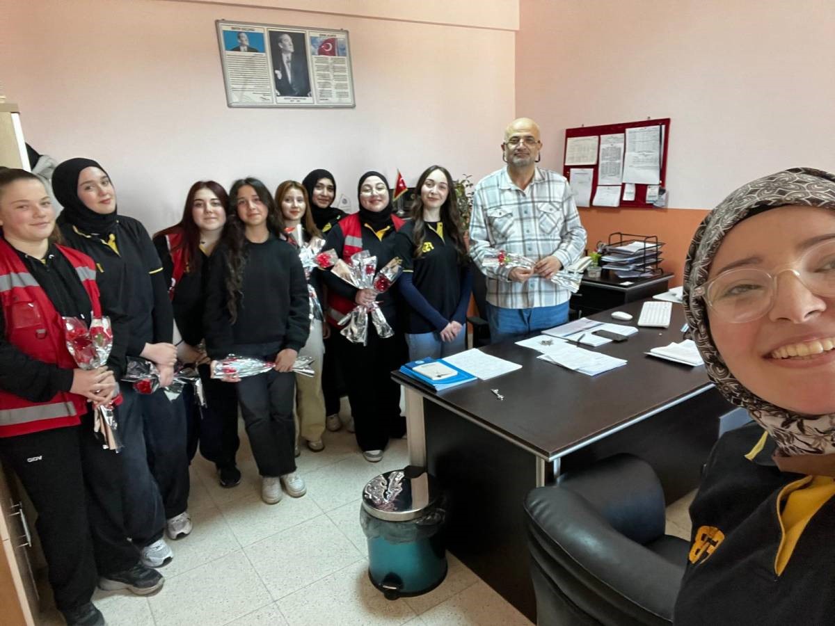 Sinop’ta öğrencilerden öğretmenlere çiçek
