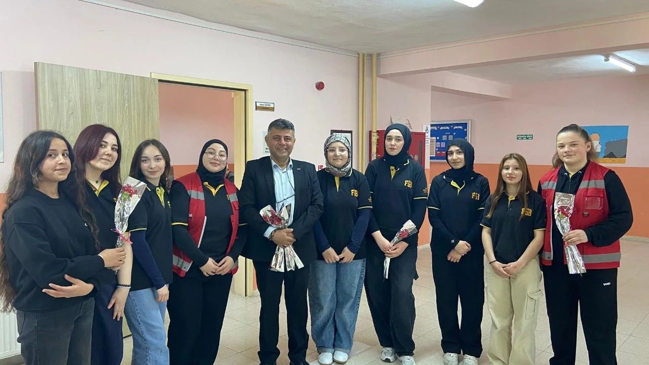 Sinop’ta öğrencilerden öğretmenlere çiçek
