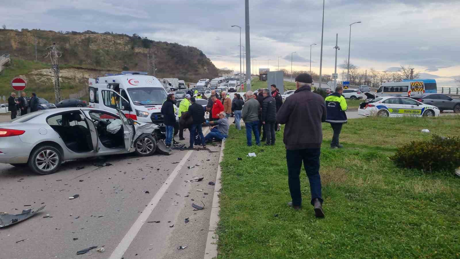 Sinop’ta otomobiller çarpıştı: 3 yaralı
