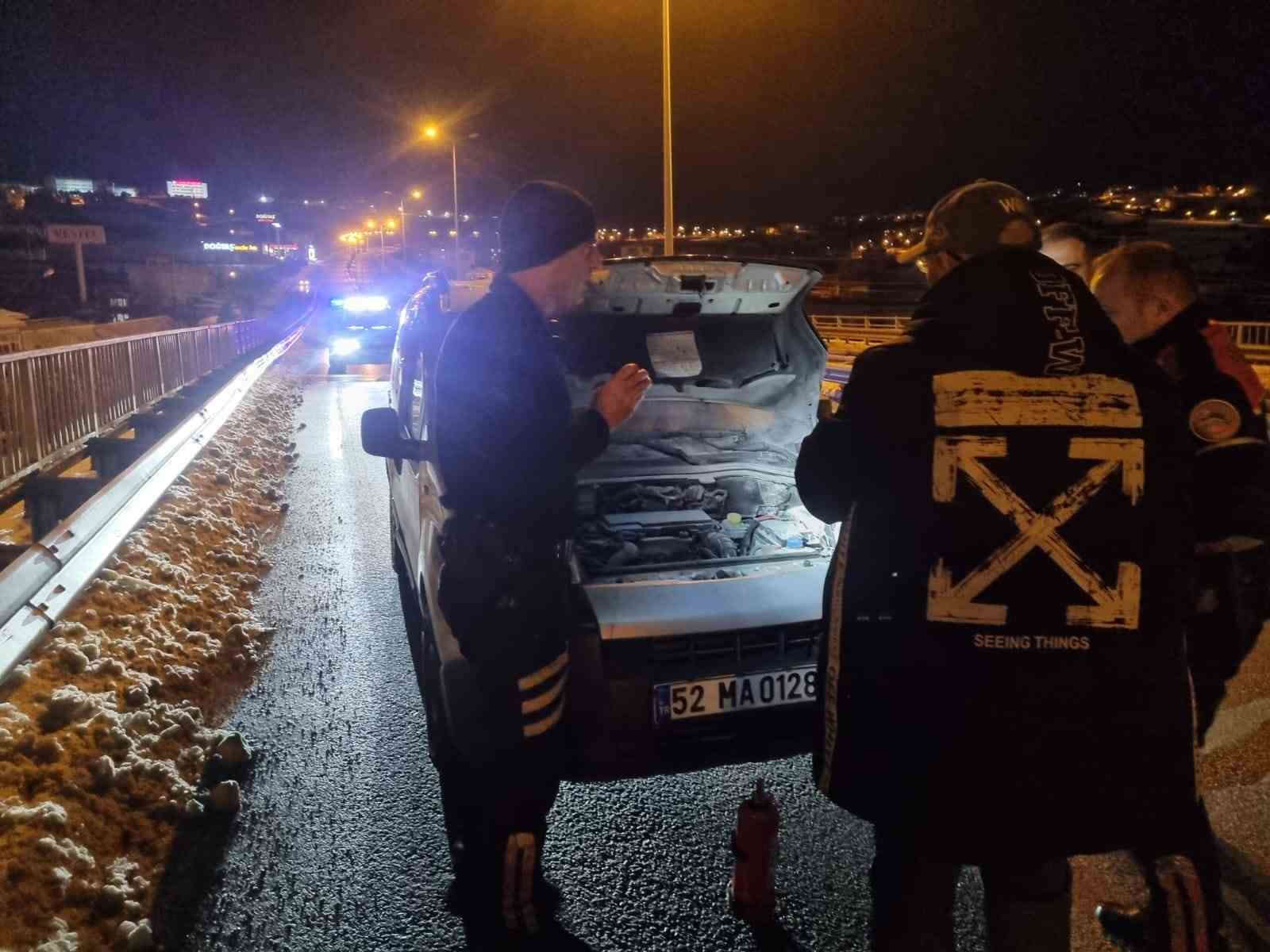 Sinop’ta seyir halindeki hafif ticari araç alev aldı
