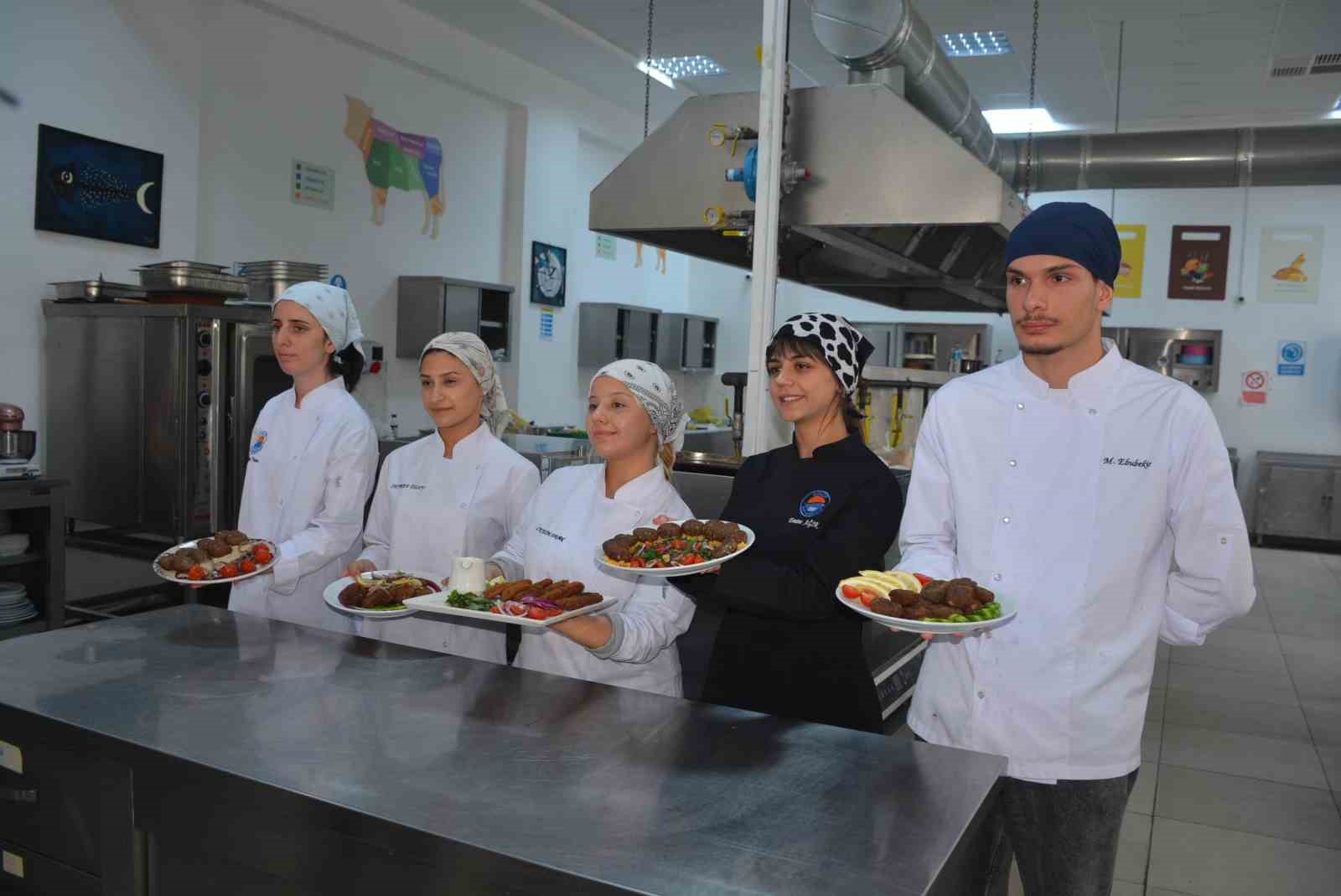 Sinop’ta üniversite öğrencilerinden "hamsi köftesi" yarışması
