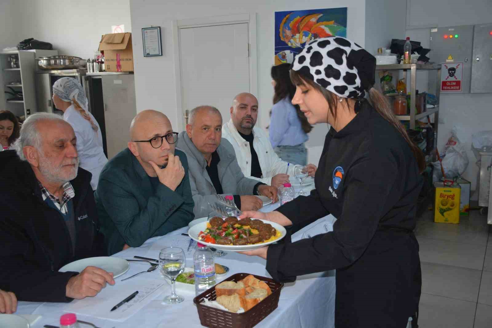 Sinop’ta üniversite öğrencilerinden "hamsi köftesi" yarışması
