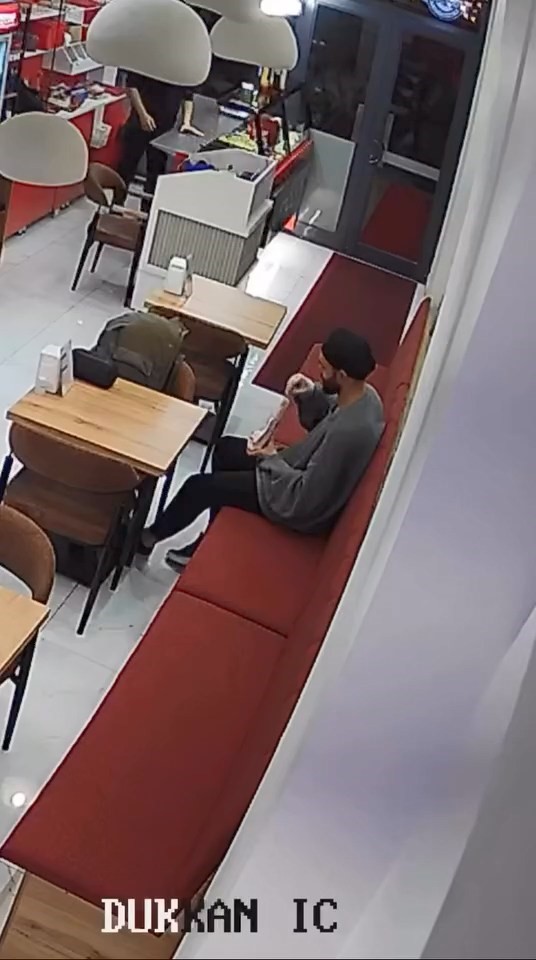 Sipariş ettiği dürümün içerisine sakalının kıllarını koydu, hesap ödemeden çıktı
