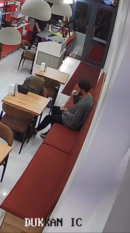 Sipariş ettiği dürümün içerisine sakalının kıllarını koydu, hesap ödemeden çıktı
