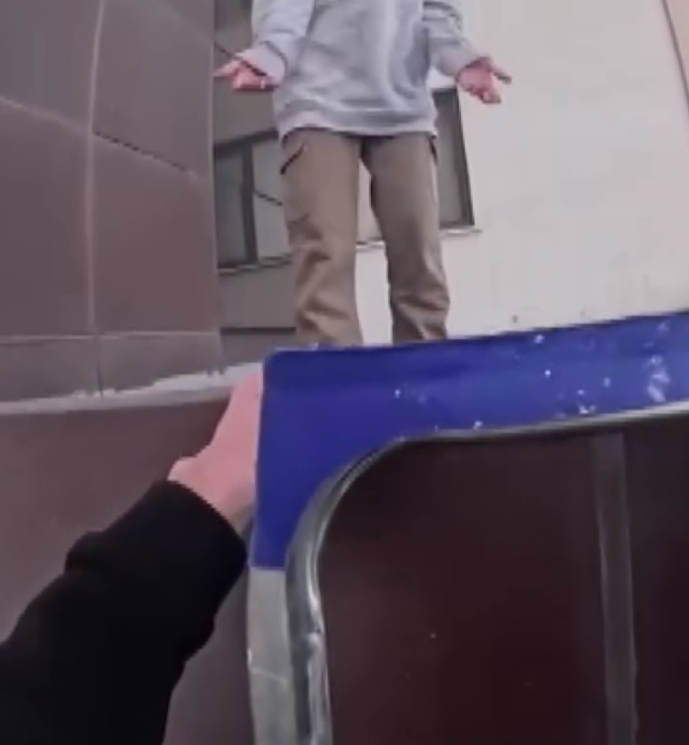 Siparişe gitti, kahraman oldu: Çatıda mahsur kalan çocuğu kurye kurtardı
