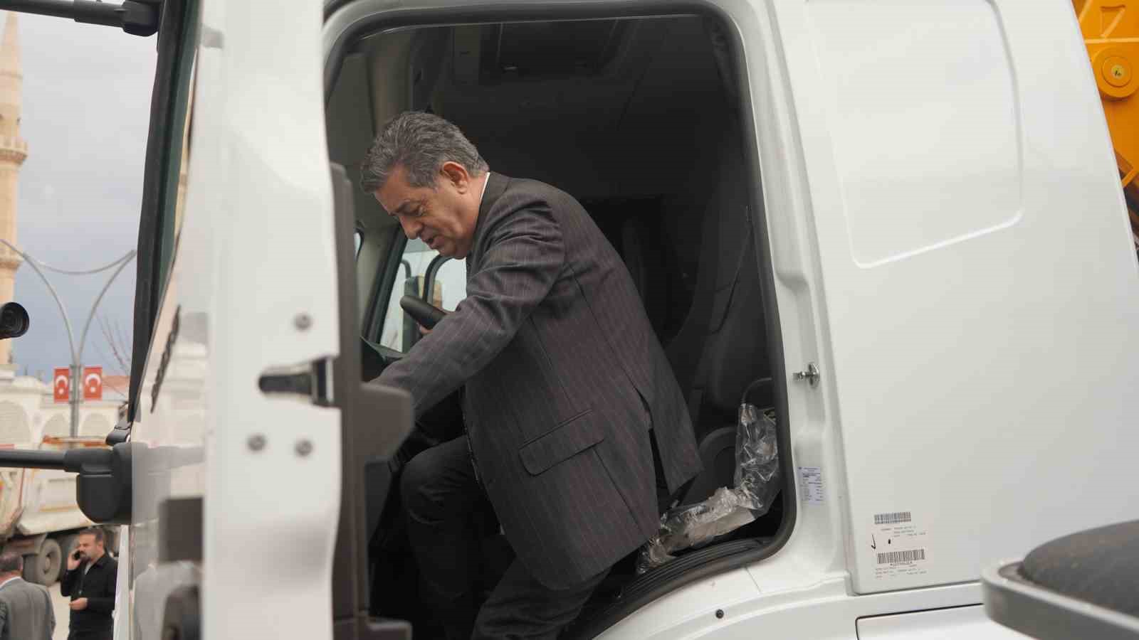 Şırnak Belediyesi araç filosunu büyütüyor: 6 yeni araç hizmete alındı
