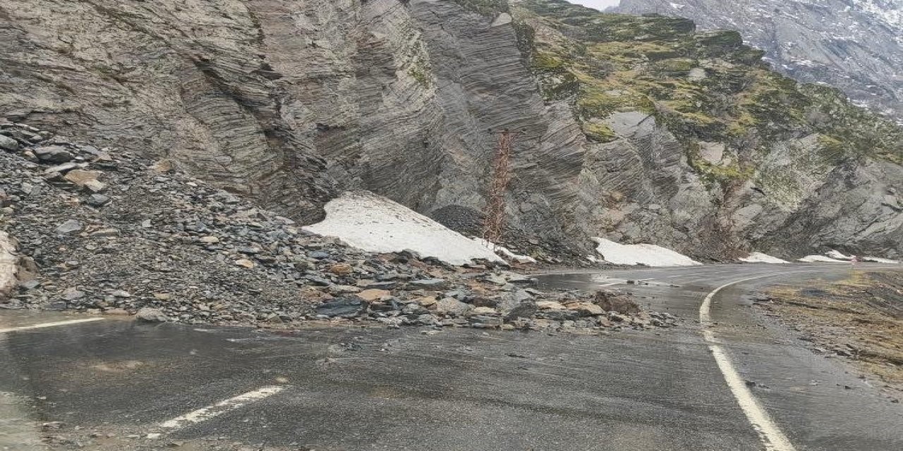 Şırnak-Beytüşşebap yolundaki heyelan nedeniyle trafik akışı durdu
