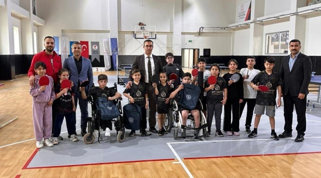 Şırnak Gençlik ve Spor İl Müdürü Din, Türkiye Şampiyonu olan engelli sporcuları ödüllendirdi
