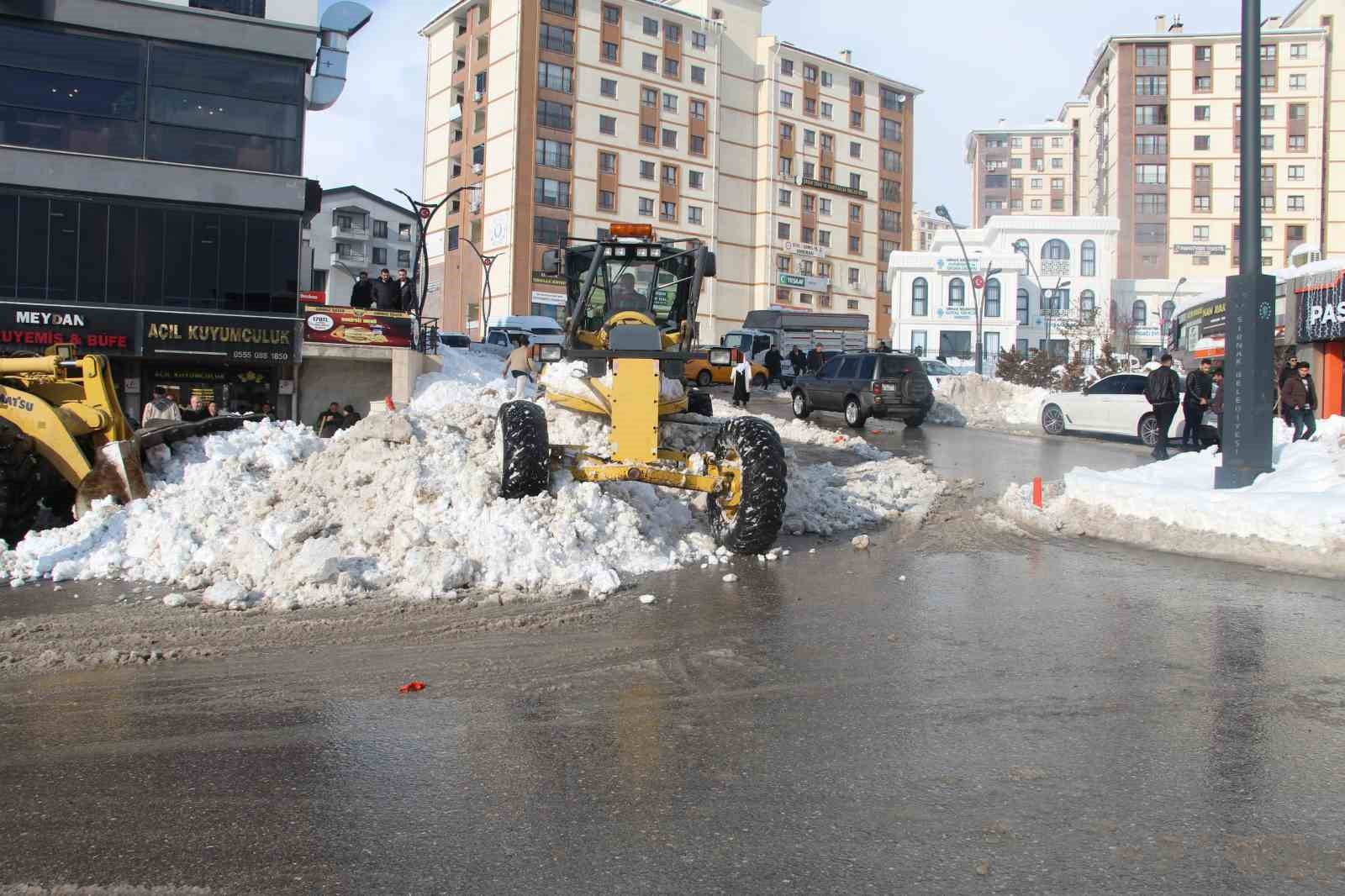 Şırnak kara teslim oldu, kurumlar sahada gücünü gösterdi
Şırnak kara teslim oldu, kurumlar sahada gücünü gösterdi