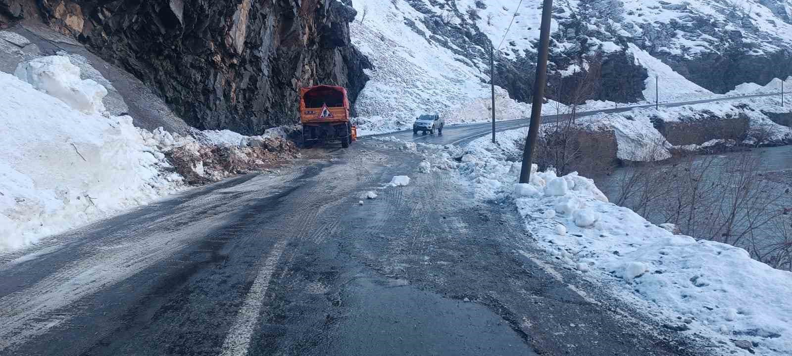 Şırnak yoluna çığ düştü, karla kaplı yollar açıldı
