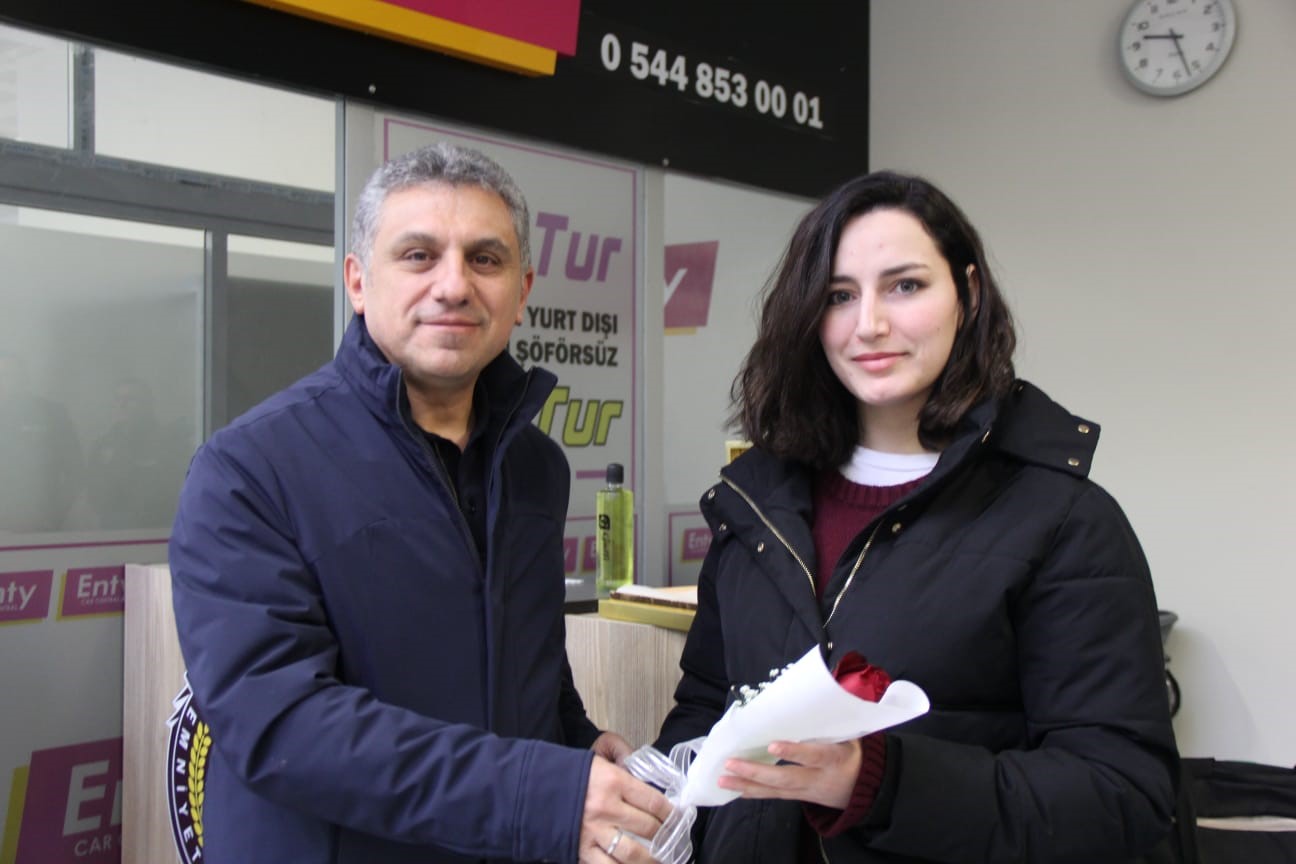 Şırnak’a atanan öğretmenlere havalimanında çiçekli karşılama
