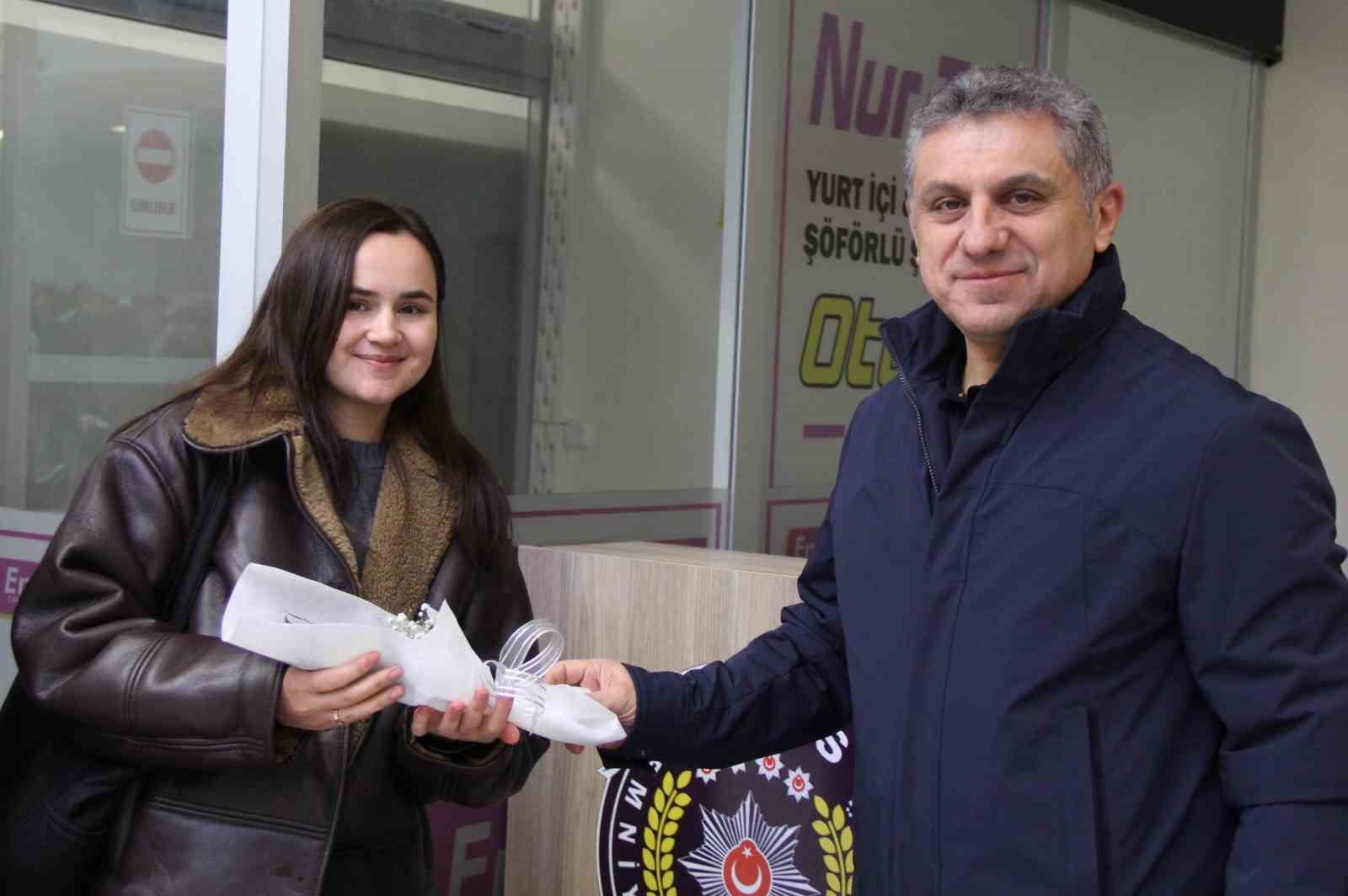 Şırnak’a atanan öğretmenlere havalimanında çiçekli karşılama
