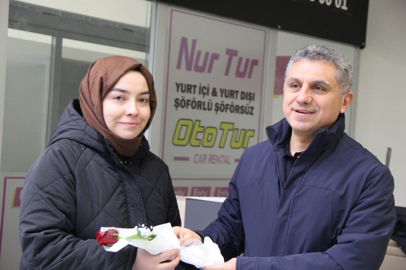 Şırnak’a atanan öğretmenlere havalimanında çiçekli karşılama
